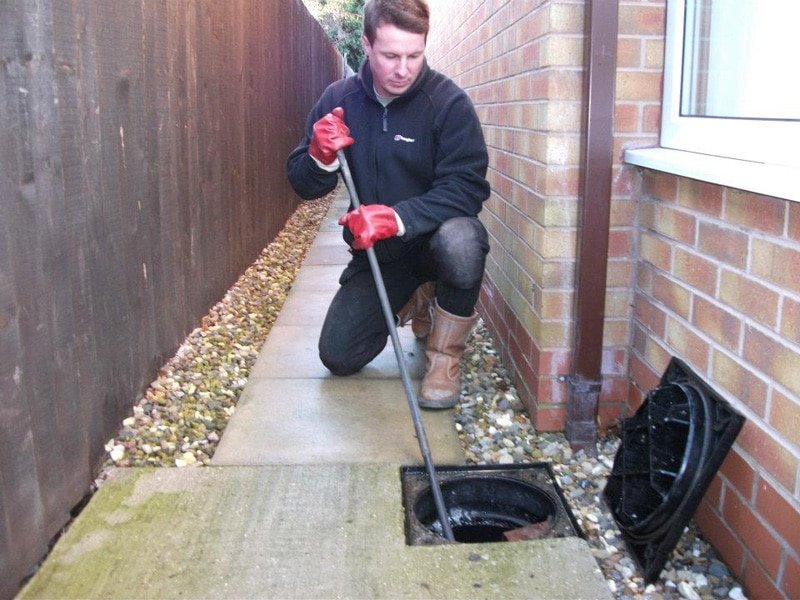 Drain unblocking in London by professional drainage engineers using modern equipment