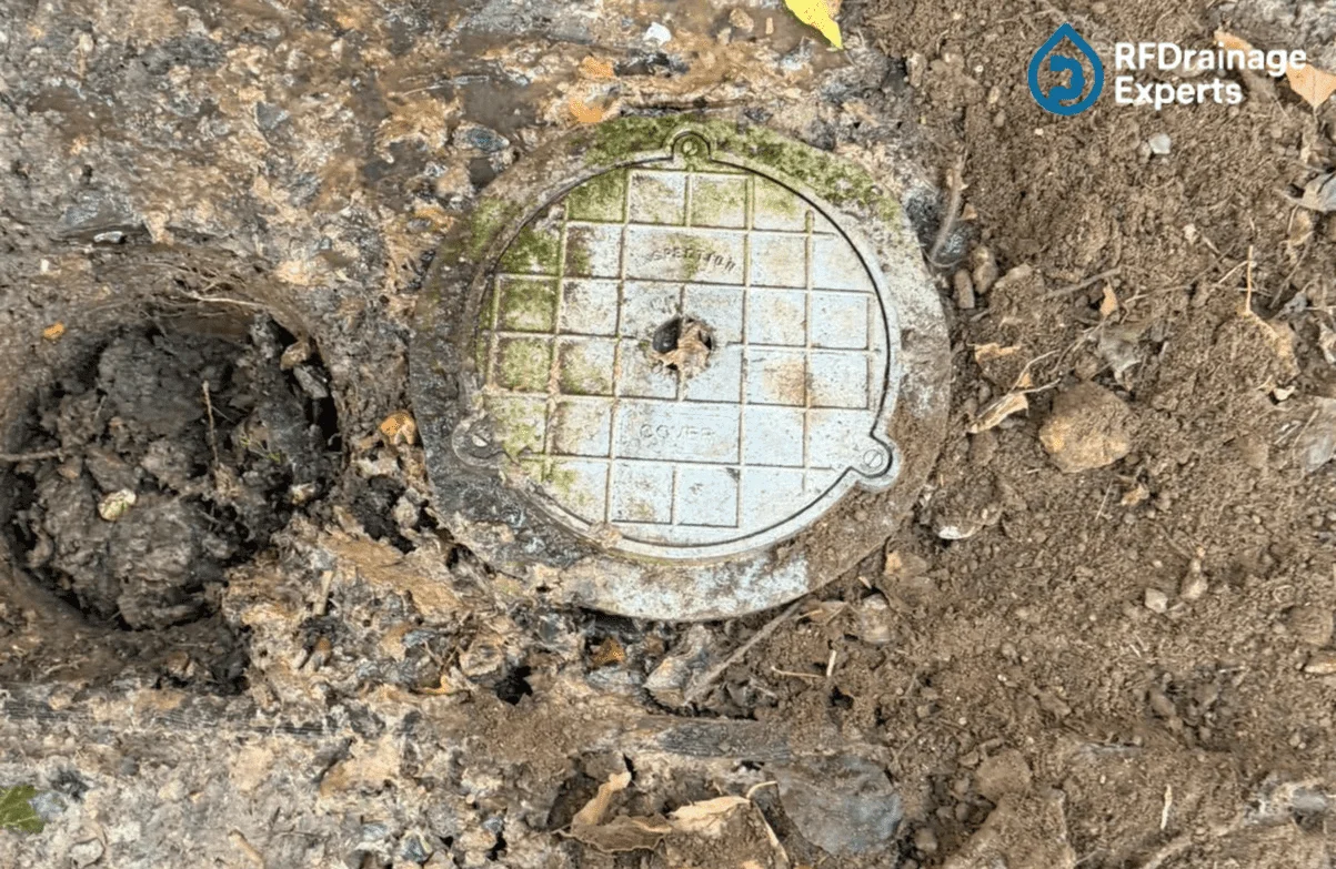 Emergency Professional Drain Unblocking team fixing blocked pipes in London